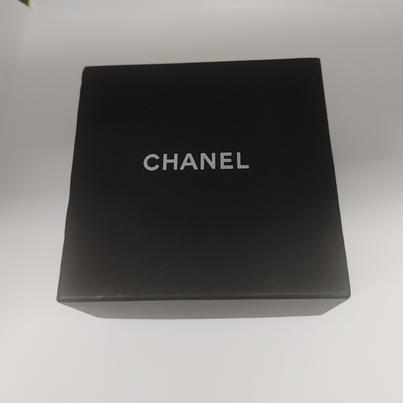 Chanel black lucite pearl bracelet - Picture 3 of 11